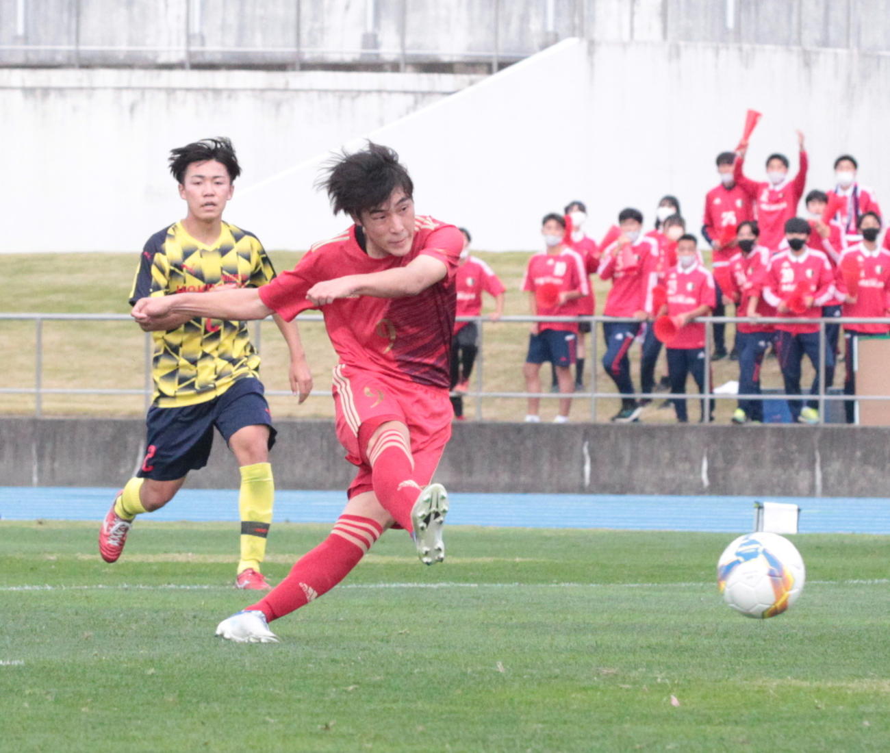2－2の延長後半10分に決勝点を奪う新潟明訓の佐藤椋
