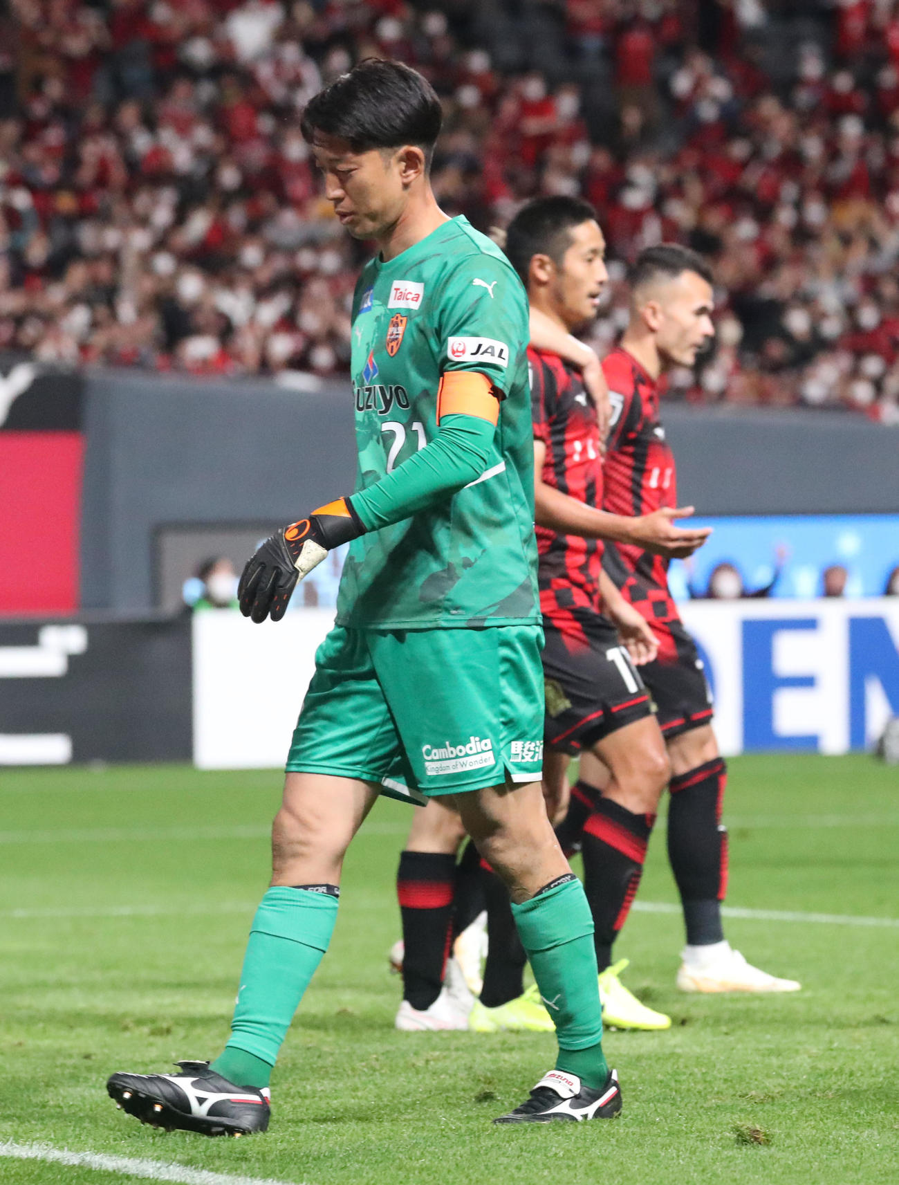 札幌対清水　後半、札幌青木に同点ゴールを決められ肩を落とす清水権田（撮影・佐藤翔太）