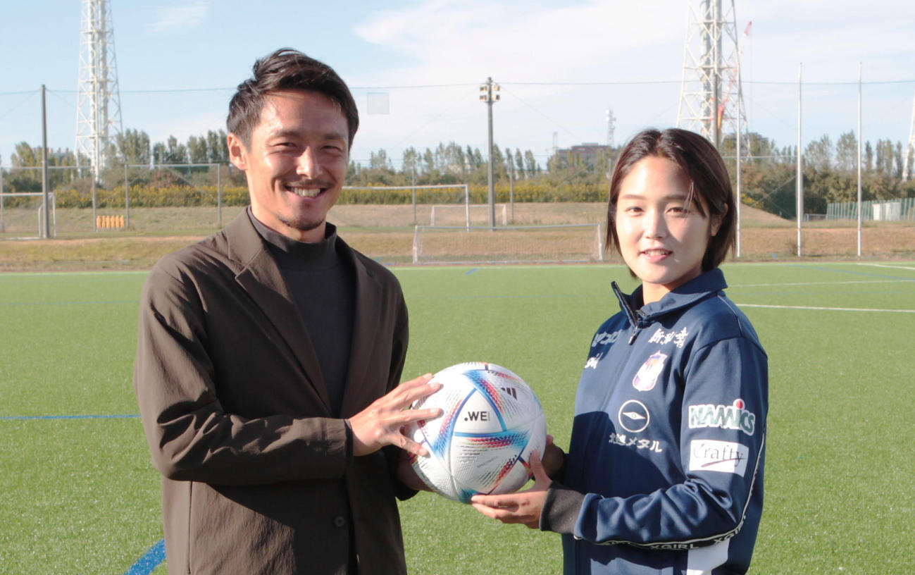 新潟Lの三浦と、WEリーグ理事でJ2新潟の島田がWEリーグの今季ホーム開幕戦を前に対談