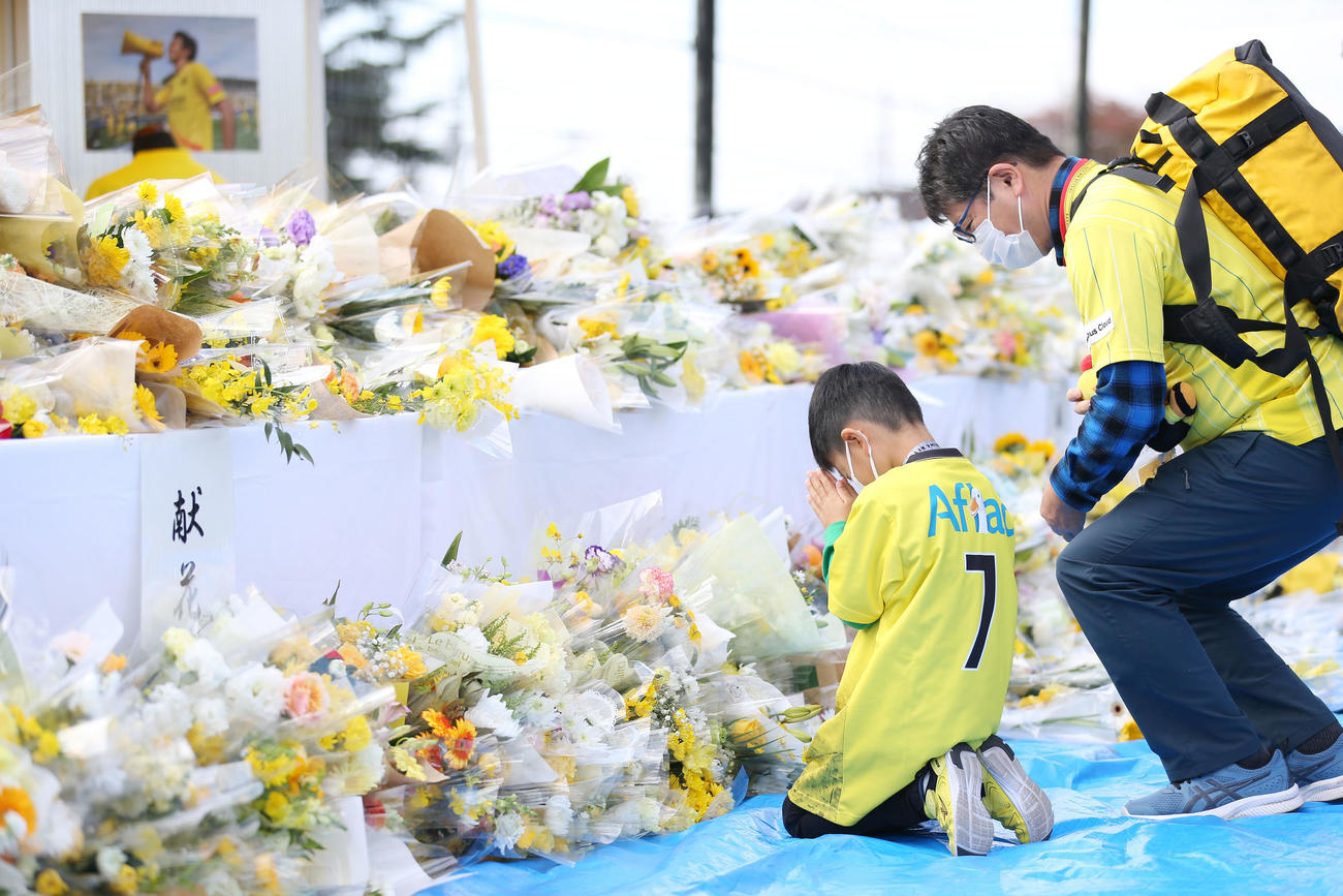 柏対湘南　工藤壮人さんをしのびスタジアムに献花台が設置され手を合わせる柏サポーター（撮影・宮地輝）