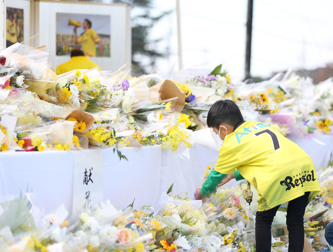 柏対湘南　工藤壮人さんをしのびスタジアムに設置された献花台に花を添える柏サポーター（撮影・宮地輝）