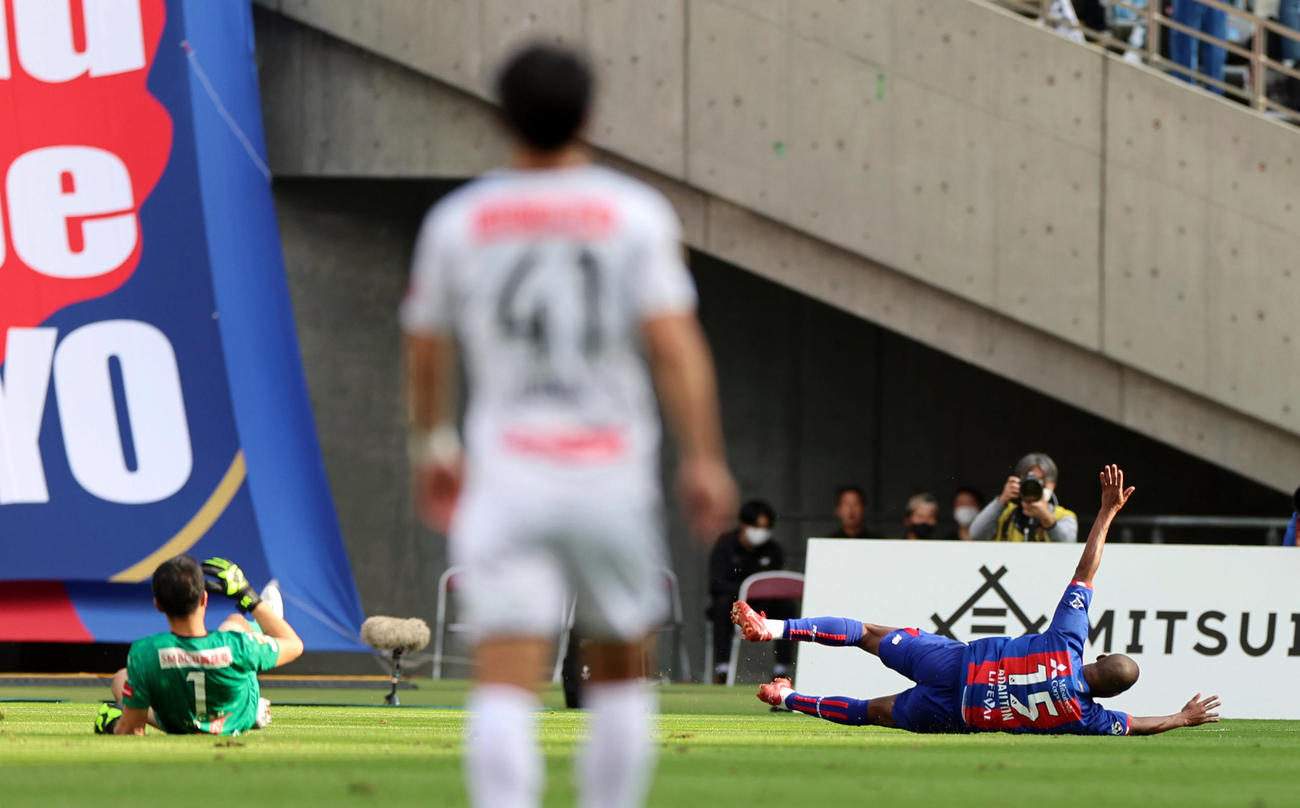 東京対川崎F　前半、東京アダイウトン（右）への危険なタックルで退場となる川崎F・GKチョン・ソンリョン（撮影・狩俣裕三）