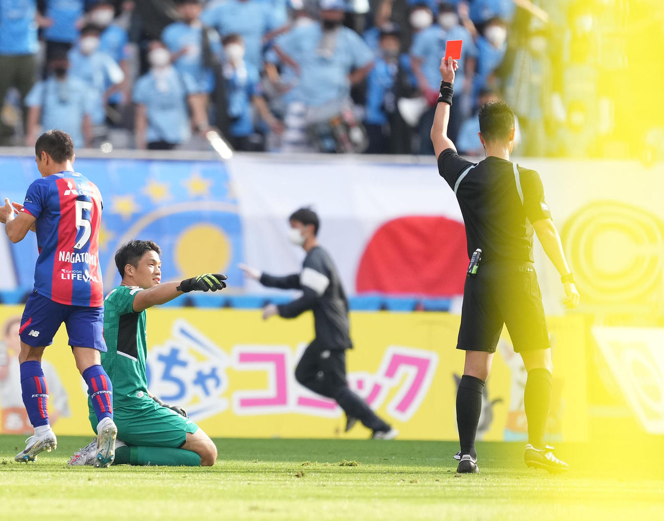 東京対川崎F　前半、東京アダイウトン（左）と交錯し、レッドカードを受ける川崎FのGKチョン（左から2人目）（撮影・菅敏）