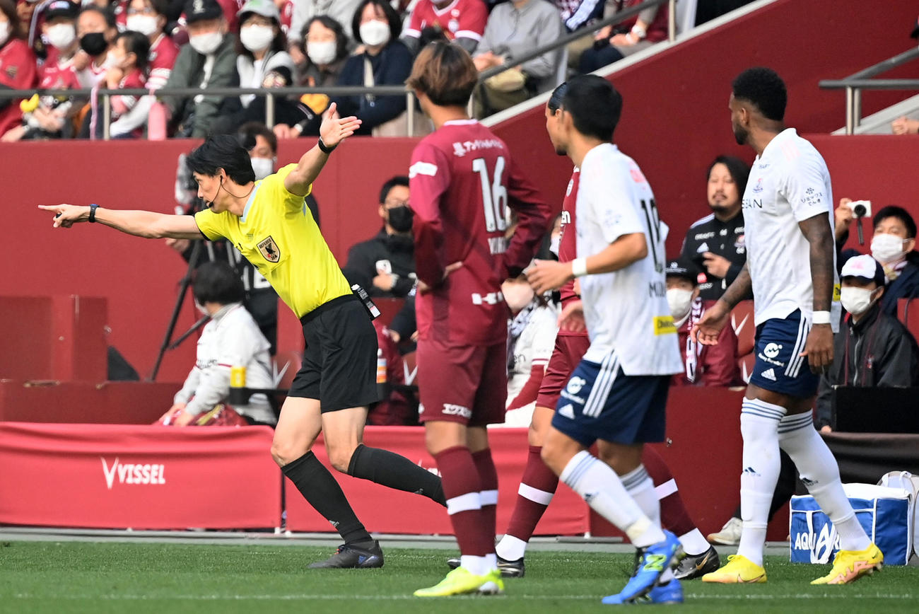 神戸対横浜　前半、横浜アンデルソン・ロペスのゴールはVARで取り消しとなる（撮影・横山健太）