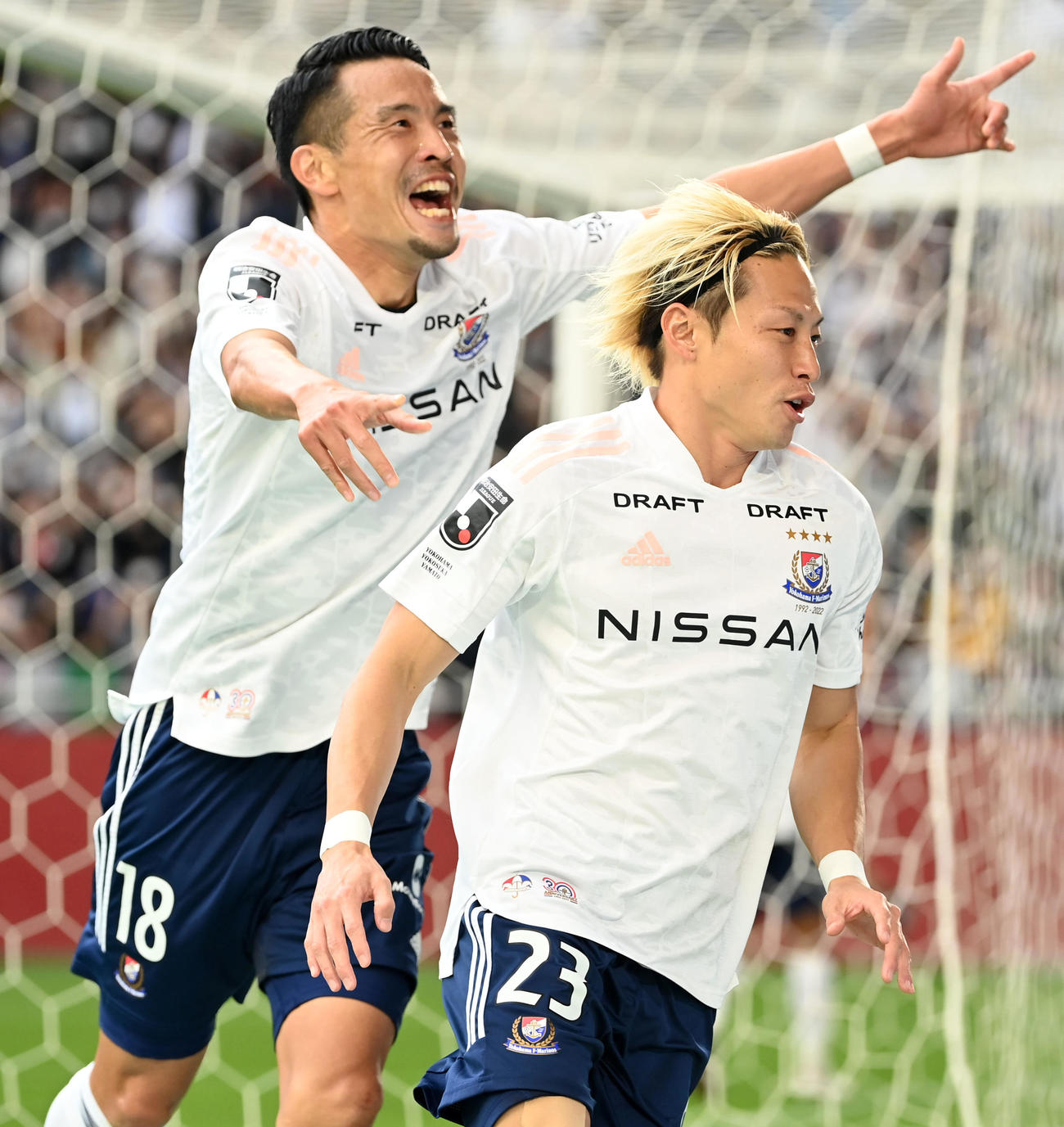 神戸対横浜　後半、ゴールを決め笑顔でスタンドへ駆けだす横浜仲川（右）と水沼（撮影・横山健太）