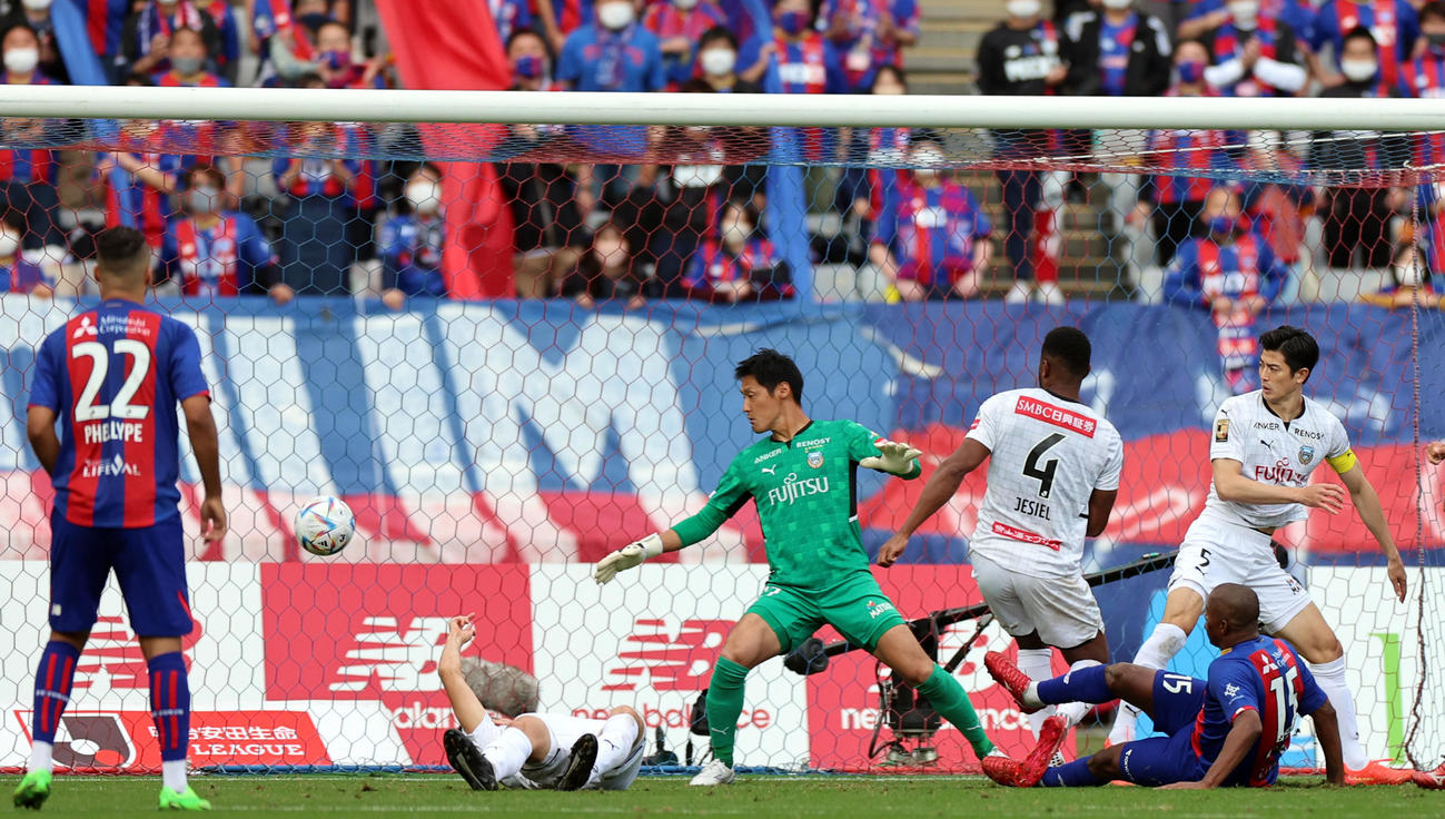 東京対川崎F　後半、ゴールを決める川崎Fマルシーニョ（左端）（撮影・菅敏）