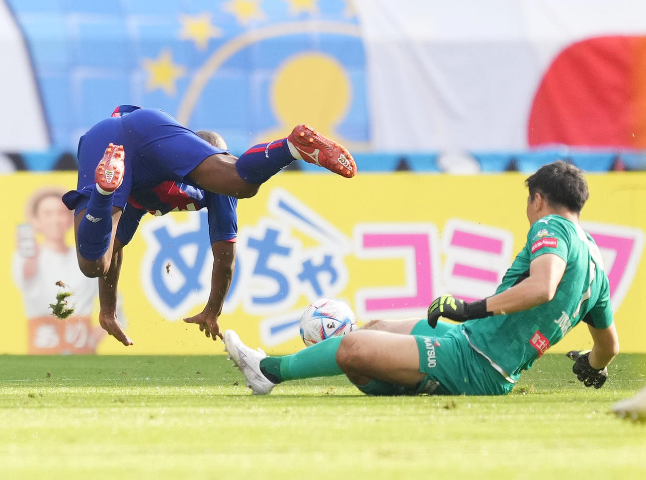 東京対川崎F　前半、東京アダイウトン（左）と交錯する川崎F・GKチョン。退場処分を受ける（撮影・菅敏）