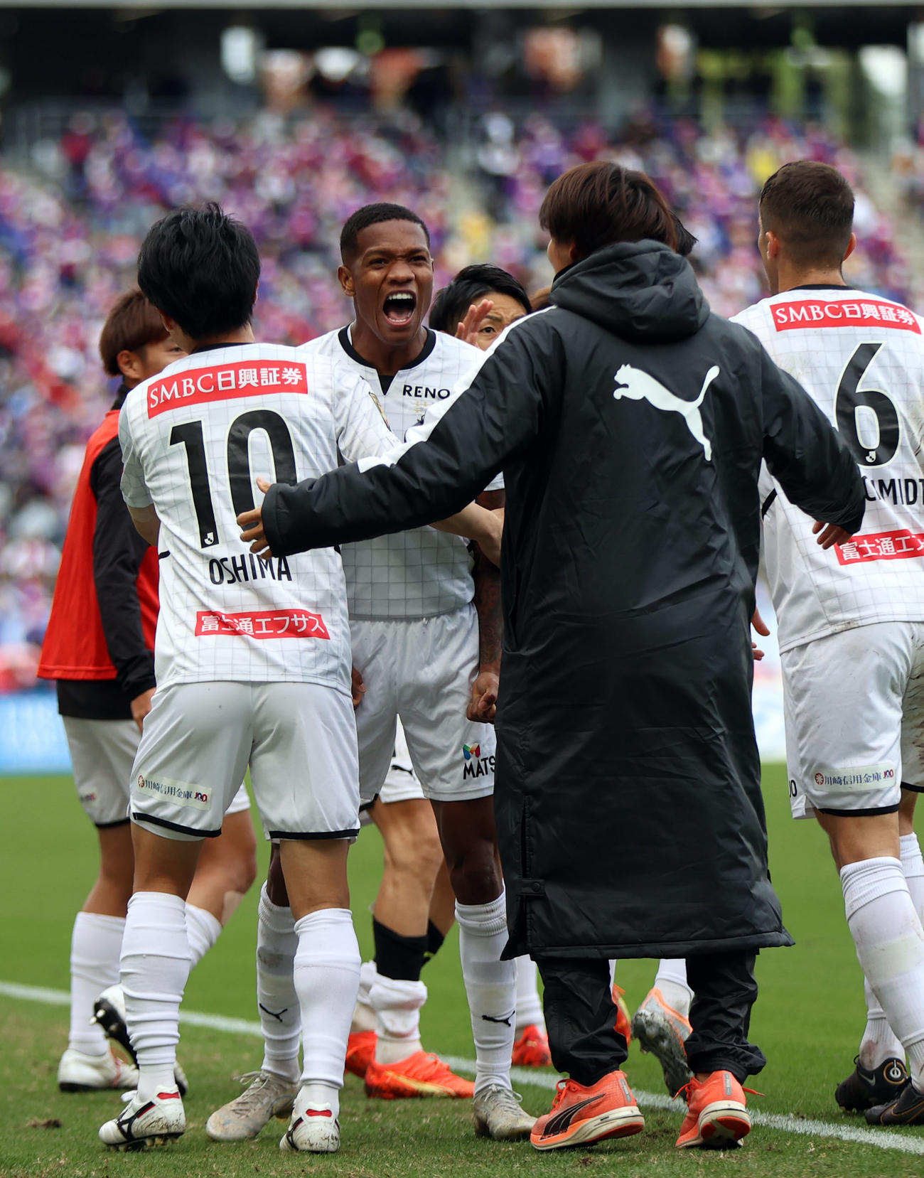 東京対川崎F　後半、ゴールを決め、雄たけびを上げる川崎Fマルシーニョ（撮影・狩俣裕三）