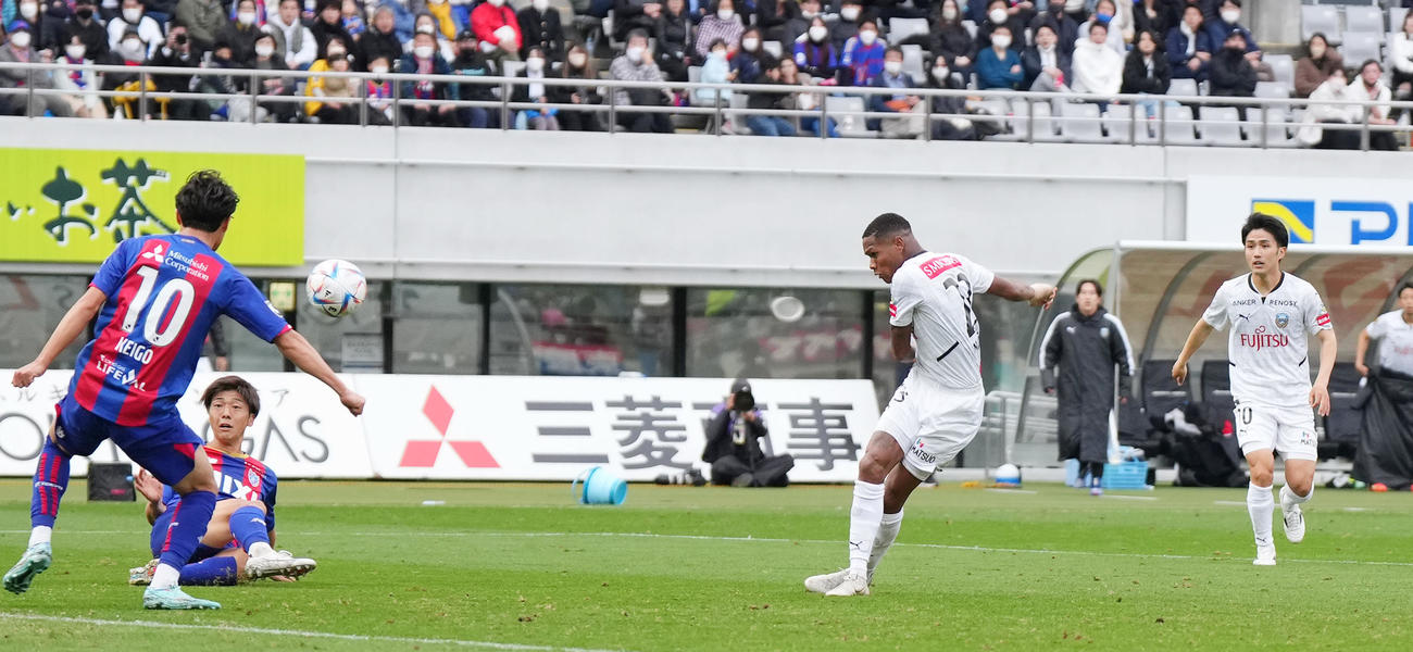 東京対川崎F　後半、ゴールを決める川崎Fマルシーニョ（右から2人目）（撮影・菅敏）