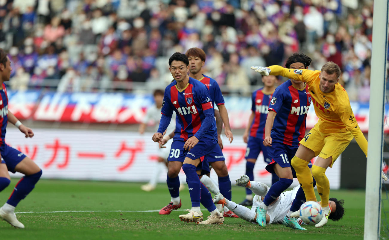 東京対川崎F　後半、オウンゴールで失点する東京（撮影・狩俣裕三）