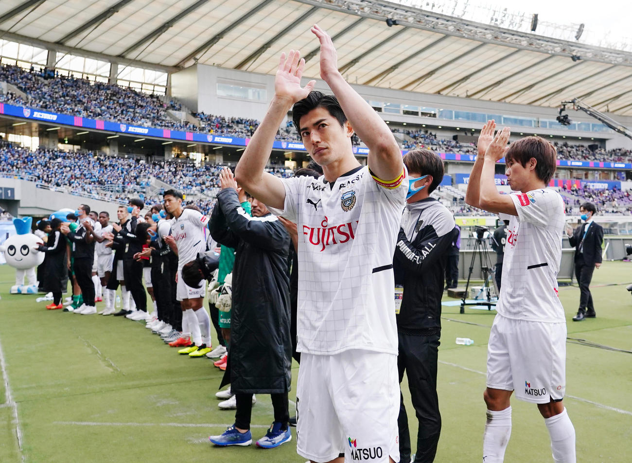 東京に勝利するも優勝を逃し、サポーターにあいさつする川崎F谷口（中央）（撮影・菅敏）