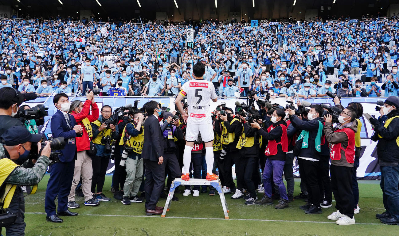 東京に勝利するも優勝を逃し、サポーターにあいさつする川崎F谷口（撮影・菅敏）