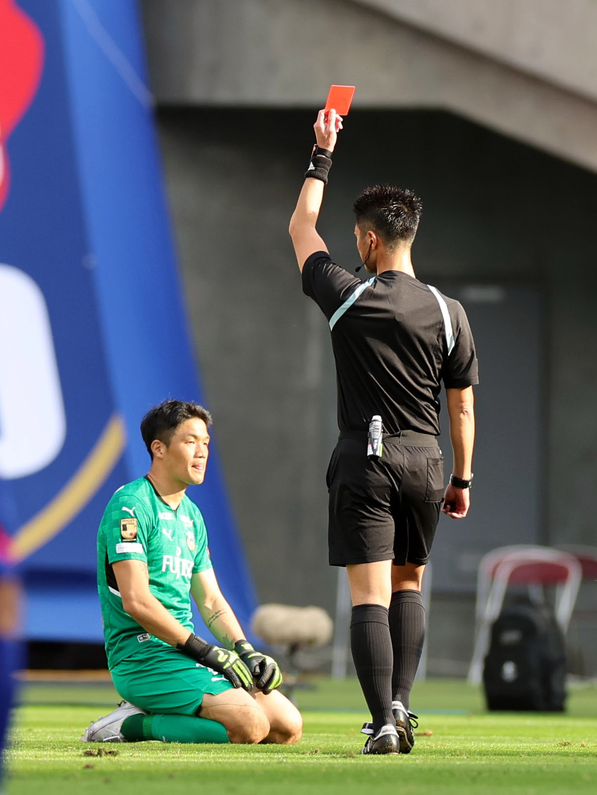 東京対川崎F　前半、東京アダイウトンへの危険なタックルで退場となる川崎F・GKチョン・ソンリョン（撮影・狩俣裕三）