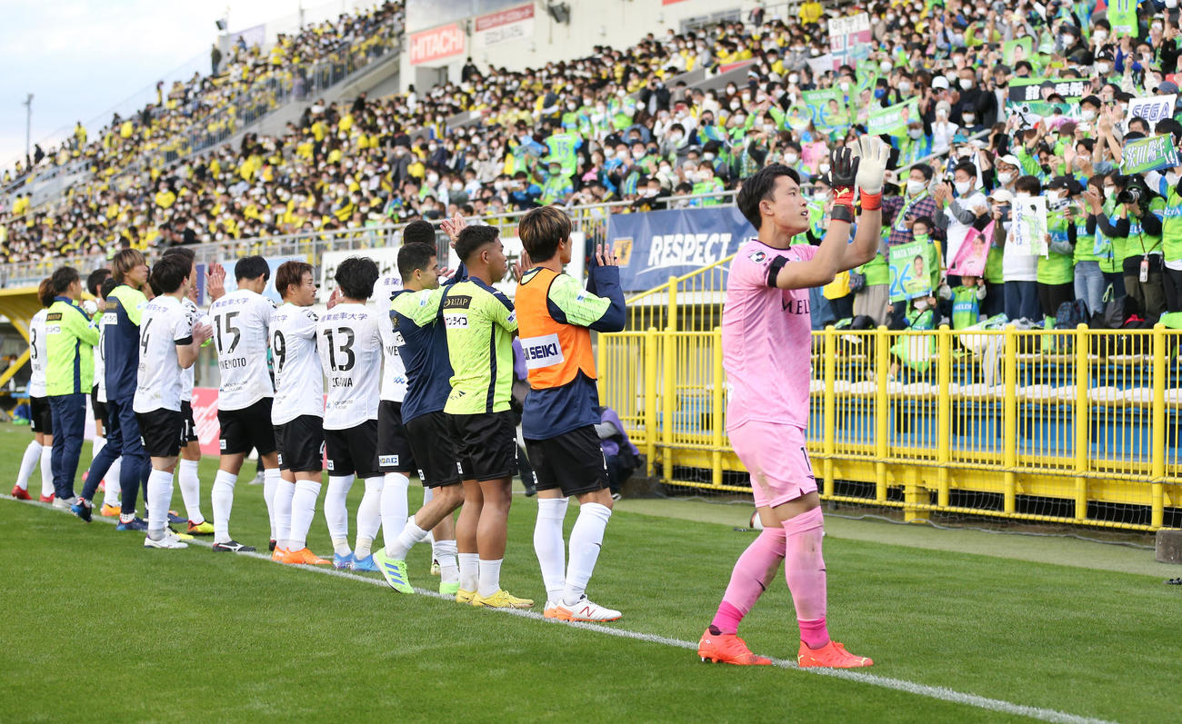 柏対湘南　柏に勝利し、サポーターにあいさつする湘南の選手たち（撮影・宮地輝）