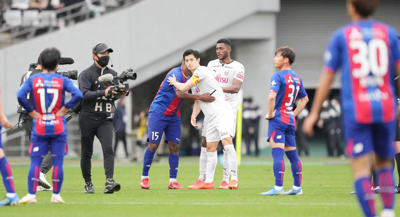東京対川崎F　試合後、東京アダイウトン（中央左）とたたえ合う川崎F谷口撮影・菅敏）