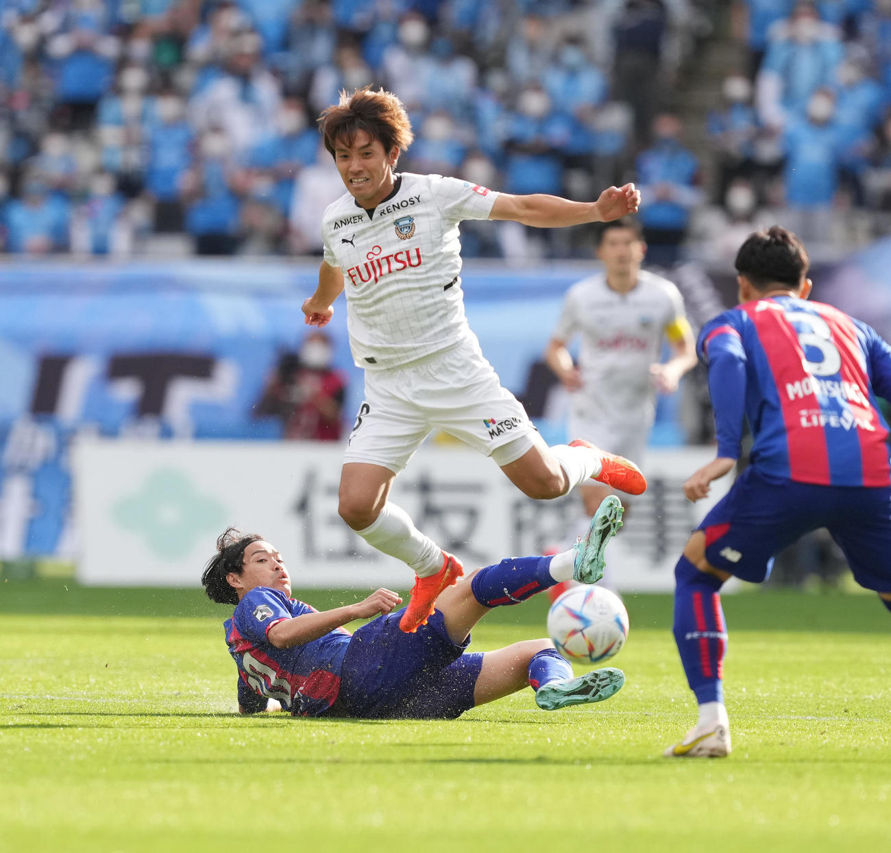 東京対川崎F　前半、競り合う川崎F橘田（上）と東京東（撮影・菅敏）