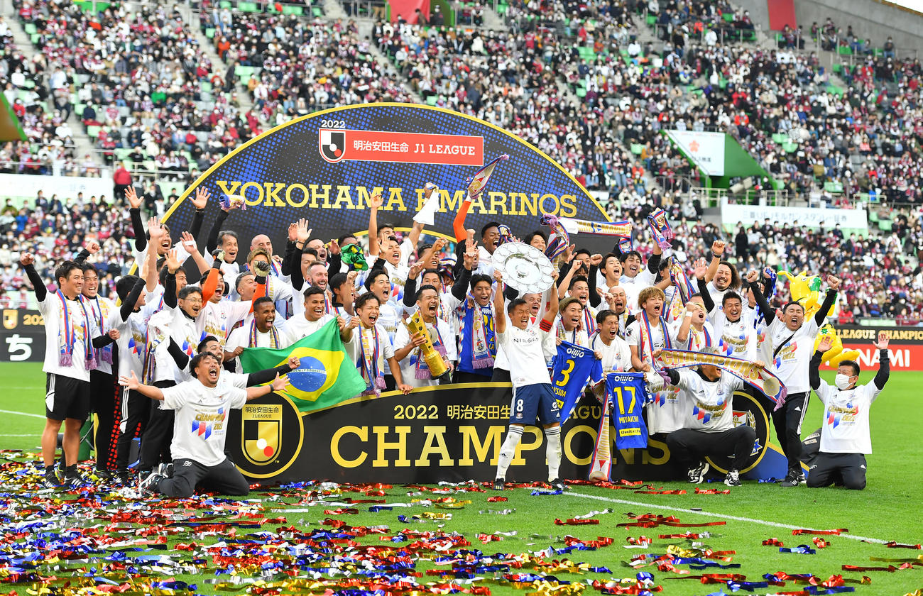 神戸対横浜　優勝し歓喜の横浜の選手たち（撮影・清水貴仁）