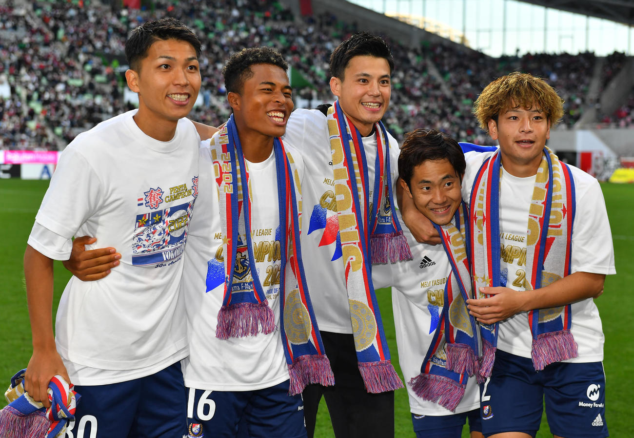 神戸対横浜　優勝しチームメートと記念撮影を行う横浜宮市（中央）（撮影・清水貴仁）