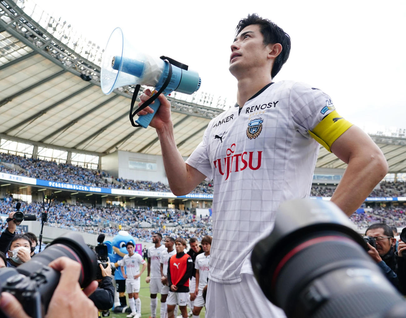 東京に勝利するも優勝を逃し、サポーターにあいさつする川崎F谷口（撮影・菅敏）
