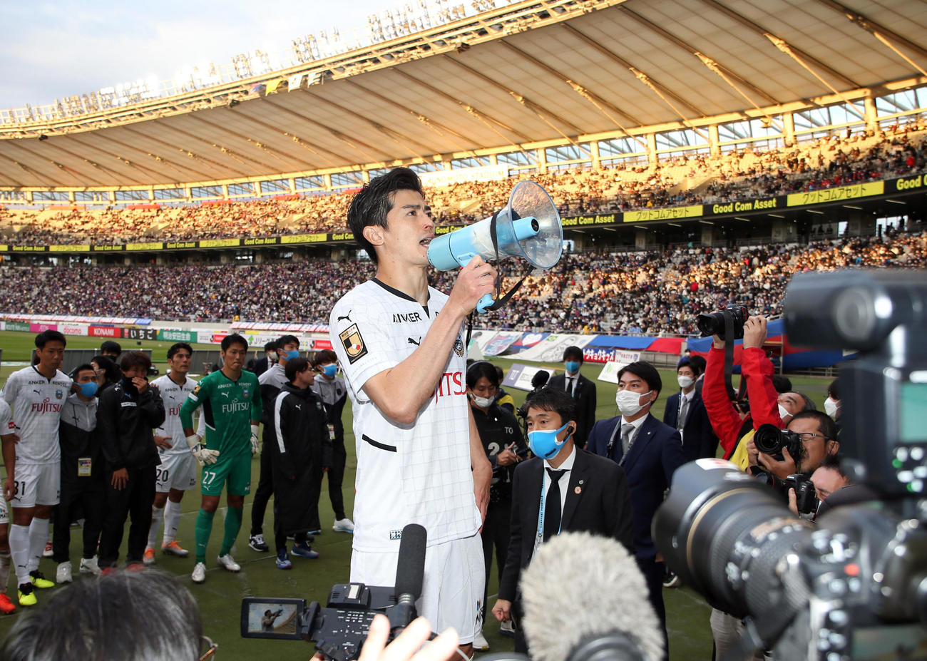 優勝を逃し、悔しそうな表情でサポーターにあいさつする川崎F谷口（撮影・狩俣裕三）