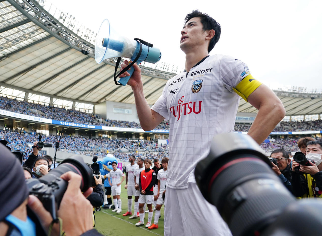 東京に勝利するも優勝を逃し、サポーターにあいさつする川崎F谷口（撮影・菅敏）