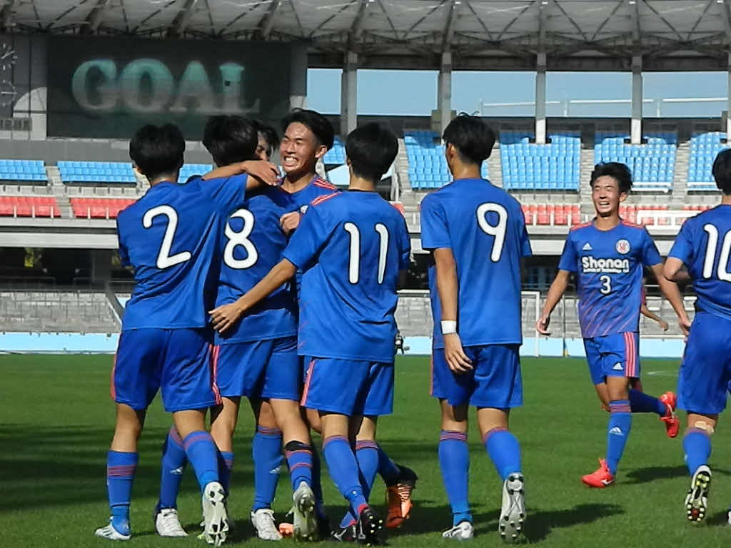 後半16分に勝ち越しゴールが飛び出し、喜ぶ湘南工科大付の選手たち