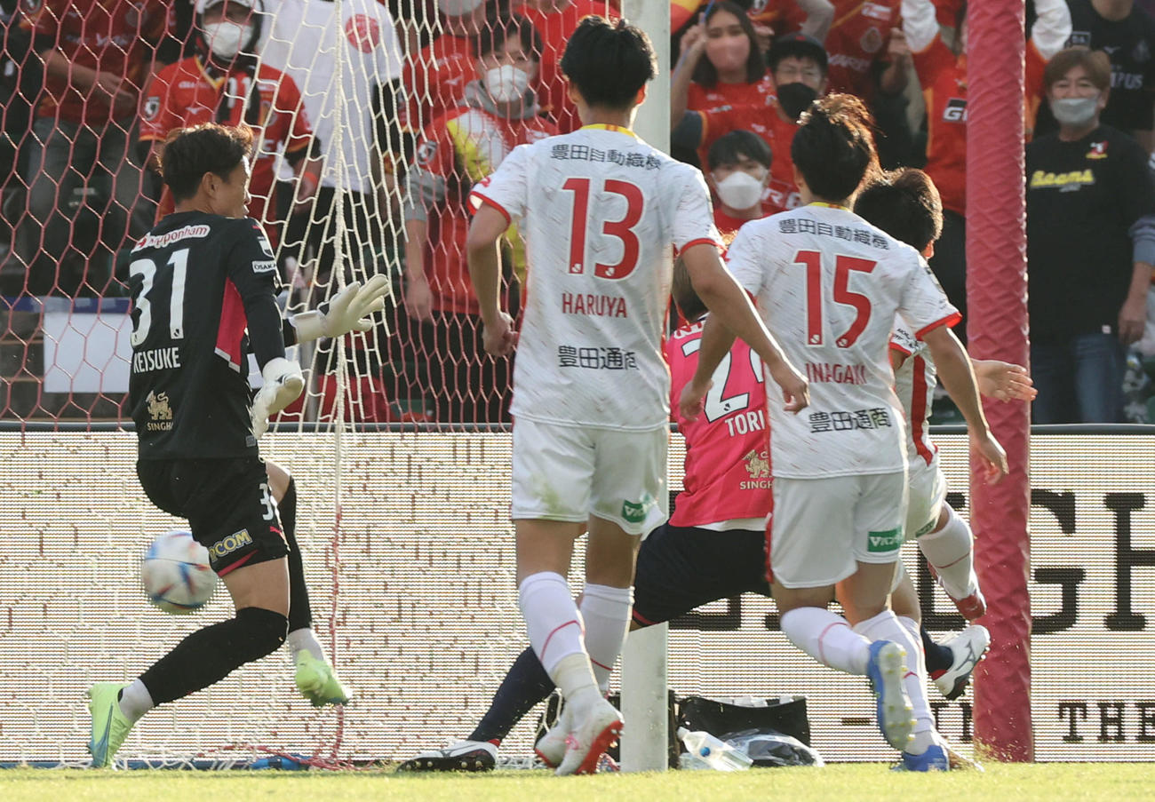 C大阪対名古屋　後半　勝ち越しのゴールを決める名古屋相馬（右）。左はC大阪GK清水（撮影・加藤孝規））