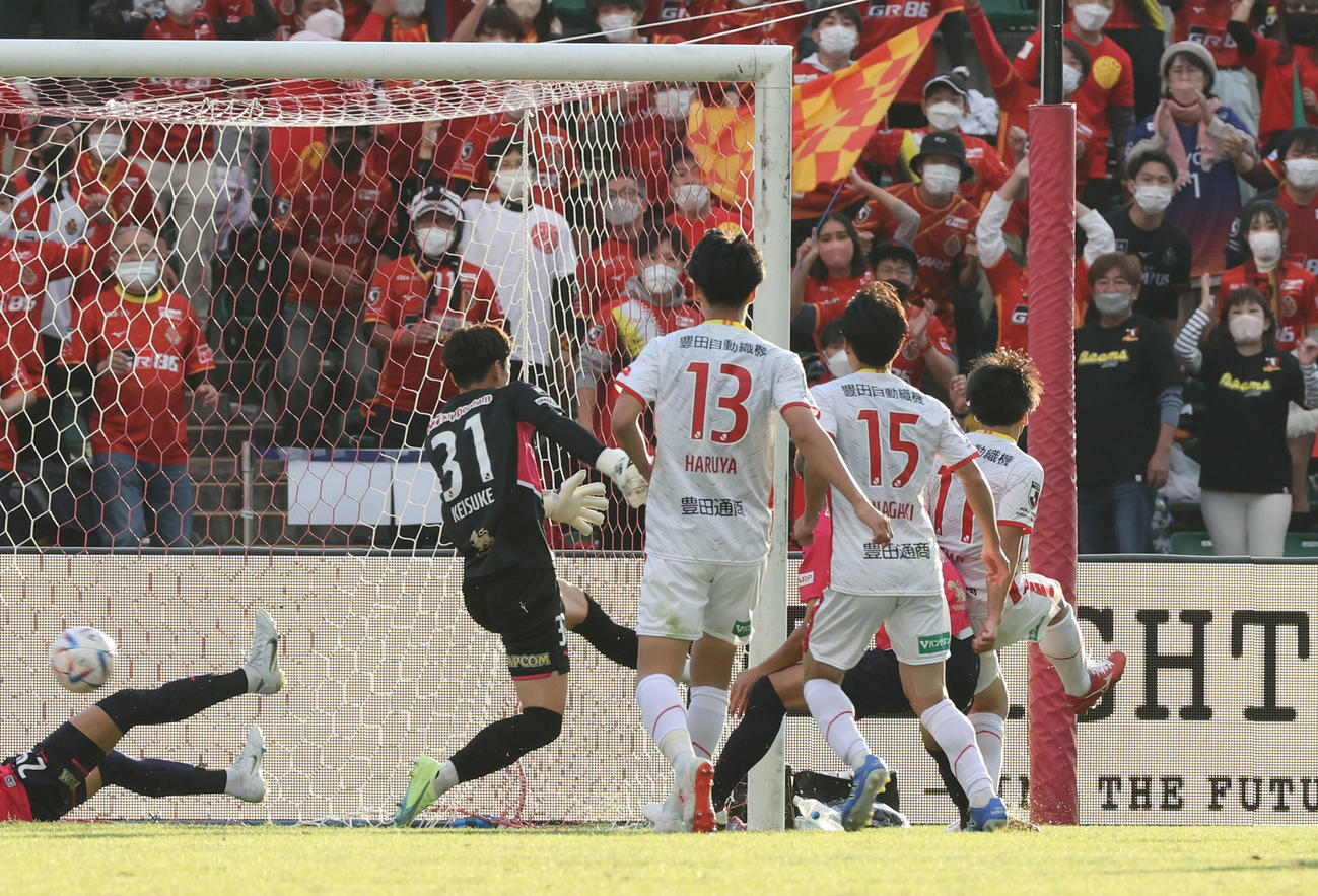 C大阪対名古屋　後半　勝ち越しのゴールを決める名古屋相馬（右）。左はC大阪GK清水（撮影・加藤孝規））