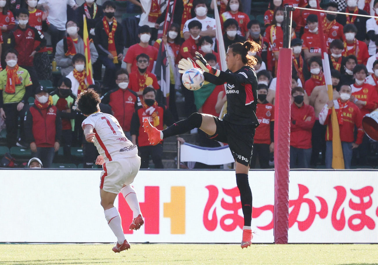 C大阪対名古屋　後半　ハンドで一発退場のC大阪キム（右）。左は名古屋相馬（撮影・加藤孝規））