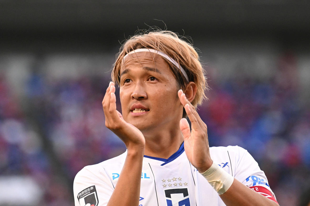鹿島対G大阪　試合後、1部残留が決まりサポーターに拍手を送るG大阪宇佐美（撮影・滝沢徹郎）