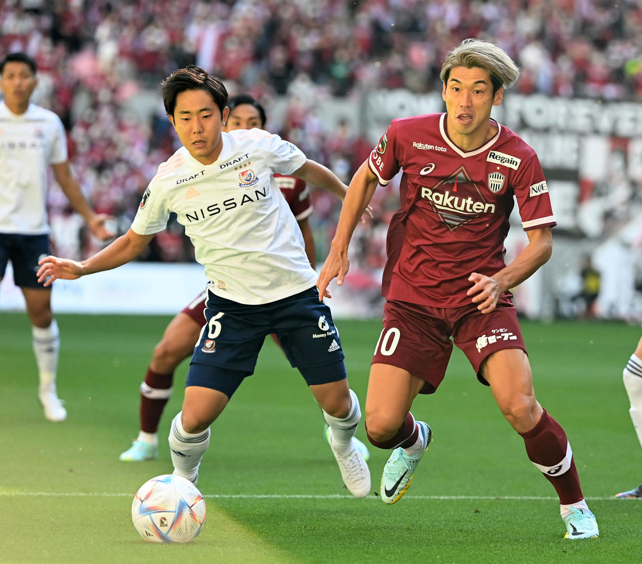 神戸対横浜　前半、ドリブルする神戸大迫。左は横浜渡辺（撮影・横山健太）