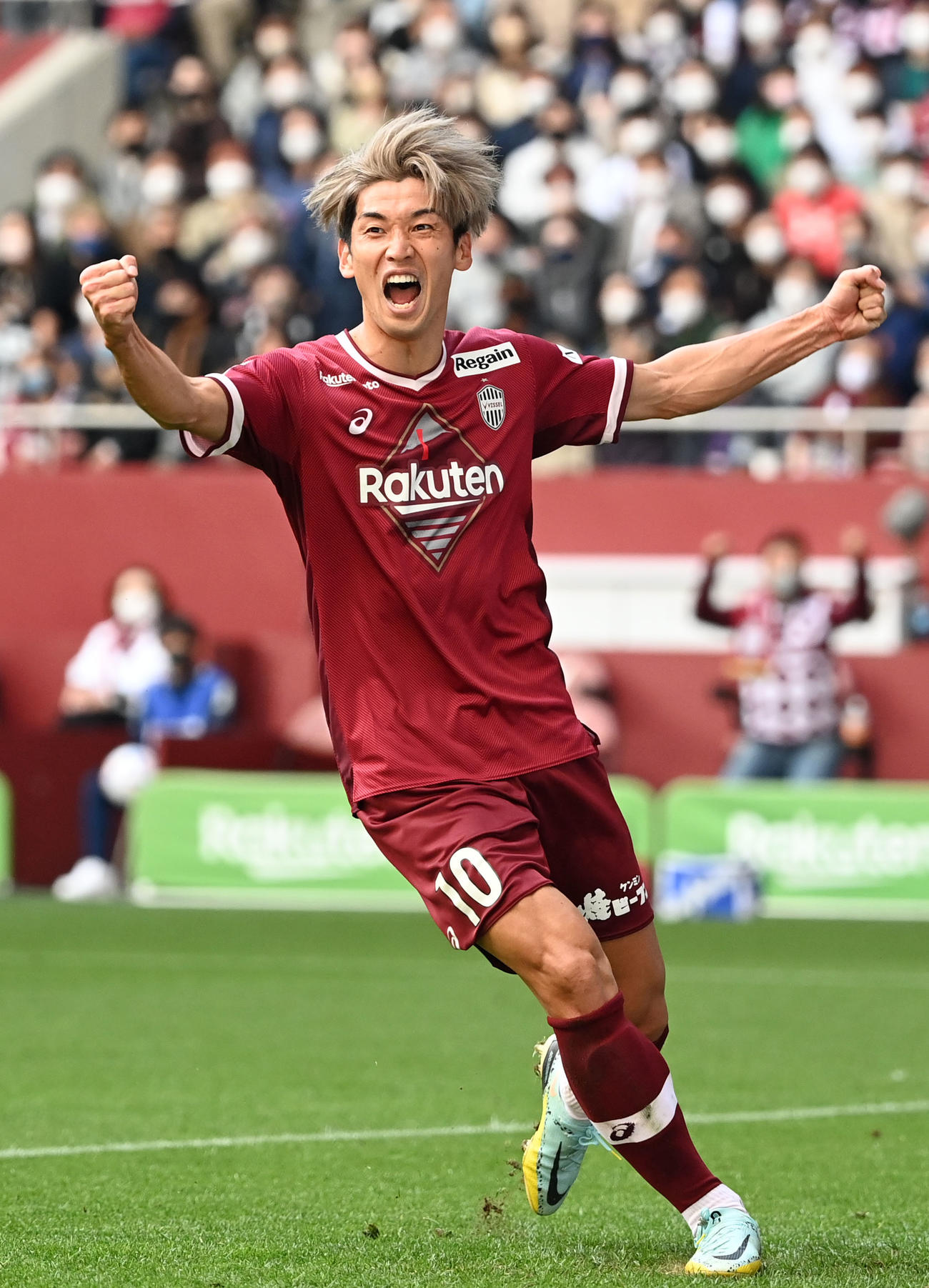 神戸対横浜　前半、神戸武藤がゴールを決めガッツポーズする大迫（撮影・横山健太）