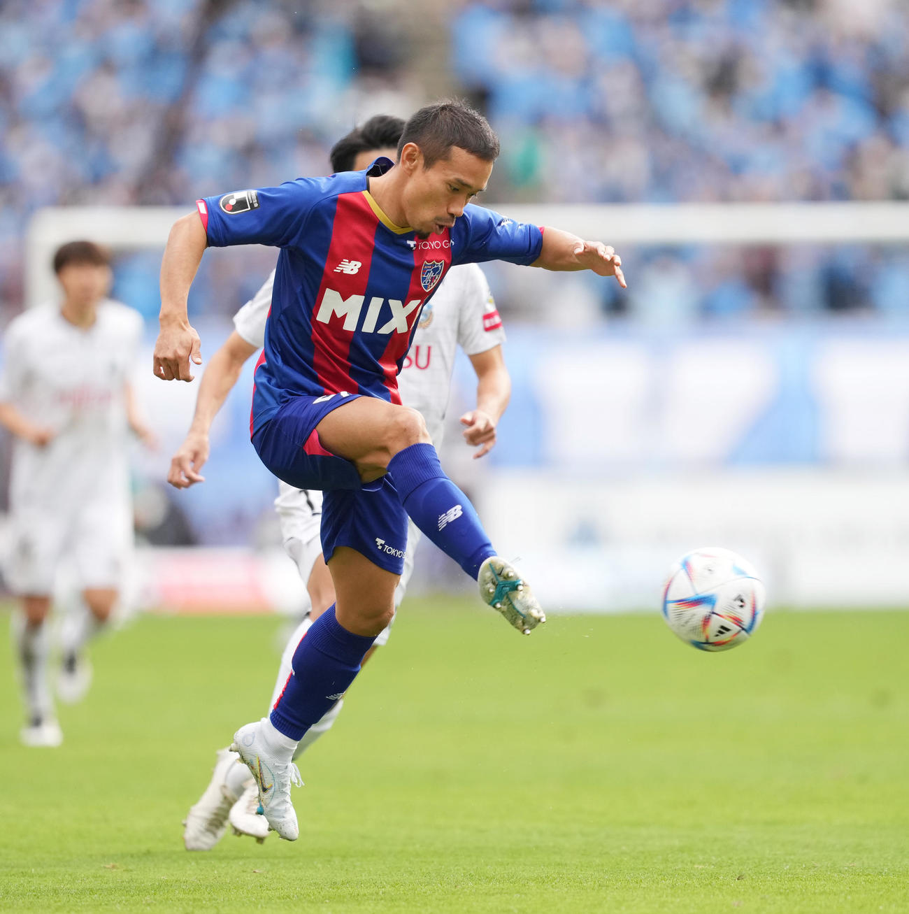 東京対川崎F　前半、パスを出す東京長友（撮影・菅敏）