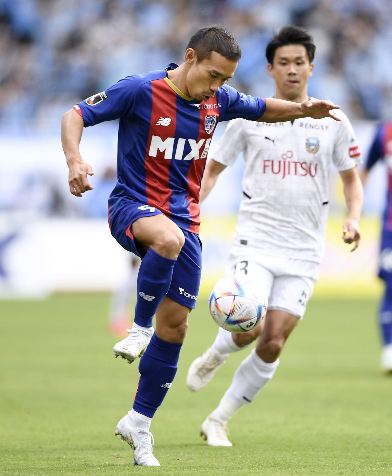 パスを出すFC東京長友（共同）