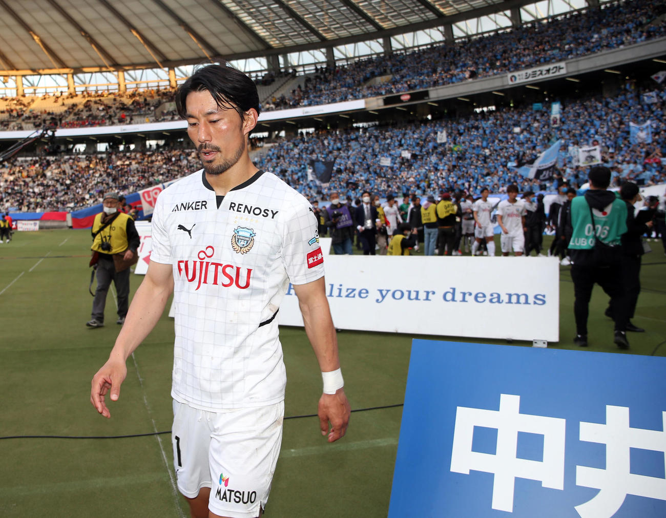 東京対川崎F　優勝を逃し、試合後、悔しそうな表情で引き揚げる川崎F家長（撮影・狩俣裕三）