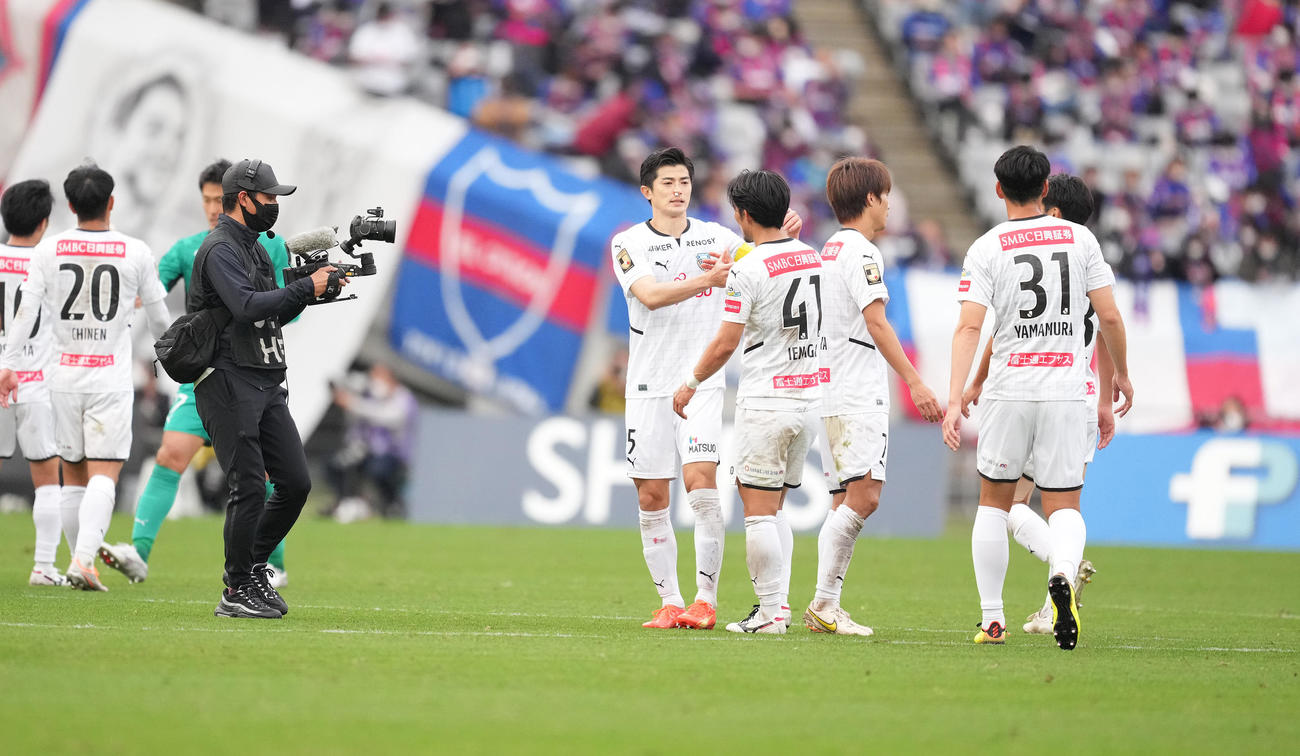 東京対川崎F　試合後、家長（中央右）と握手をする川崎F谷口（撮影・菅敏）