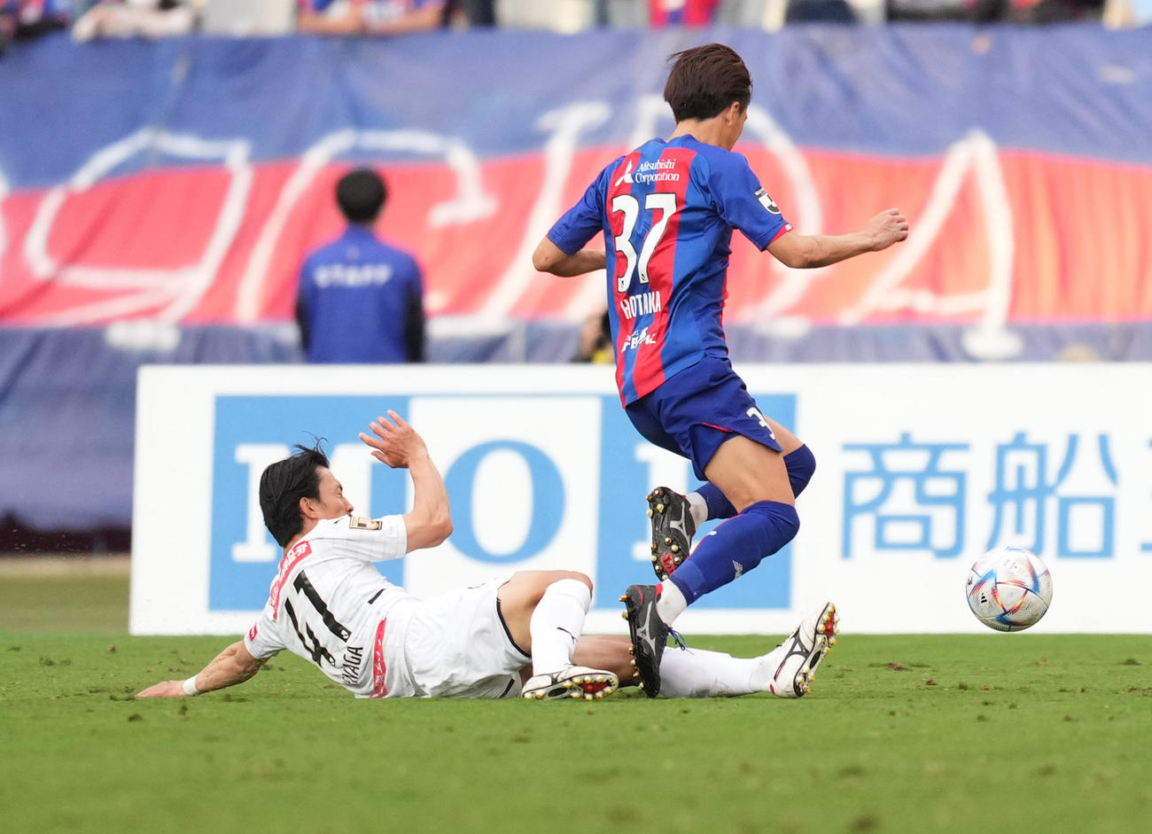 東京対川崎F　後半、中村（右）にスライディングする川崎F家長（撮影・菅敏）