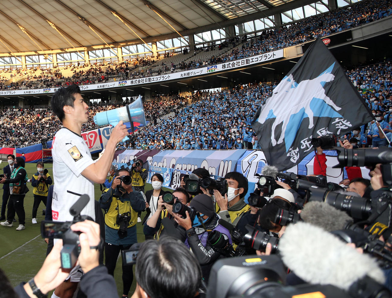 東京対川崎F　優勝を逃し、試合後、悔しそうな表情でサポーターにあいさつする川崎F谷口（撮影・狩俣裕三）