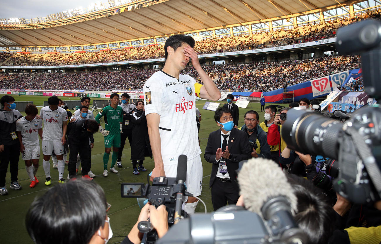 東京対川崎F　優勝を逃し、試合後、悔しそうな表情でサポーターにあいさつする川崎F谷口（撮影・狩俣裕三）