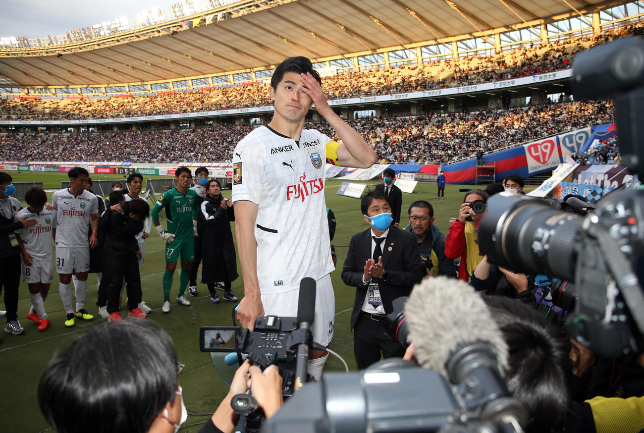 東京対川崎F　優勝を逃し、試合後、悔しそうな表情でサポーターにあいさつする川崎F谷口（撮影・狩俣裕三）