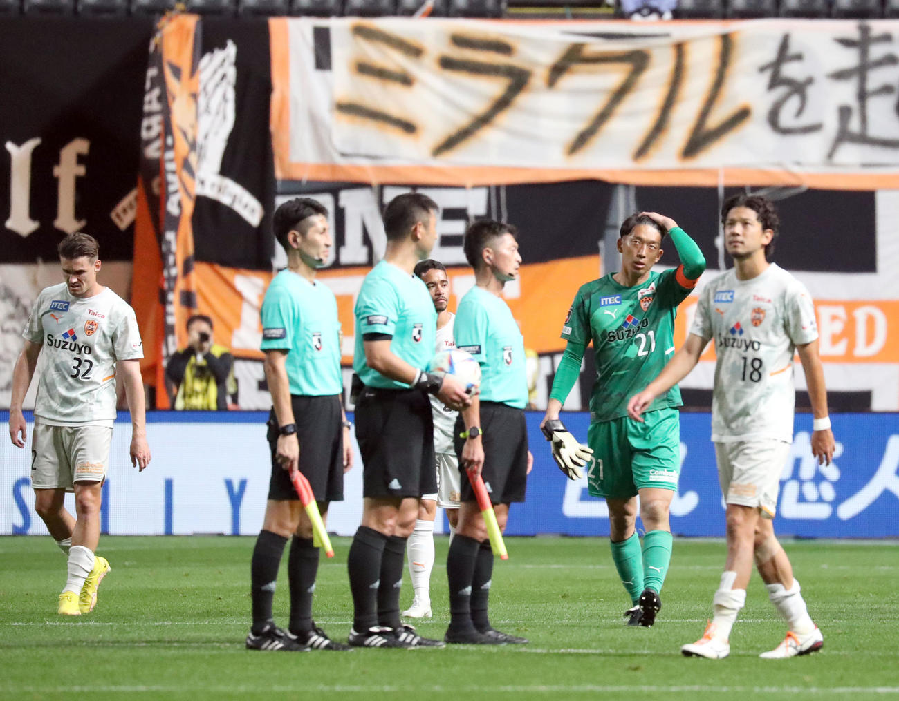 札幌対清水　降格が決まりがっかりした様子の清水権田（右後方）（撮影・佐藤翔太）