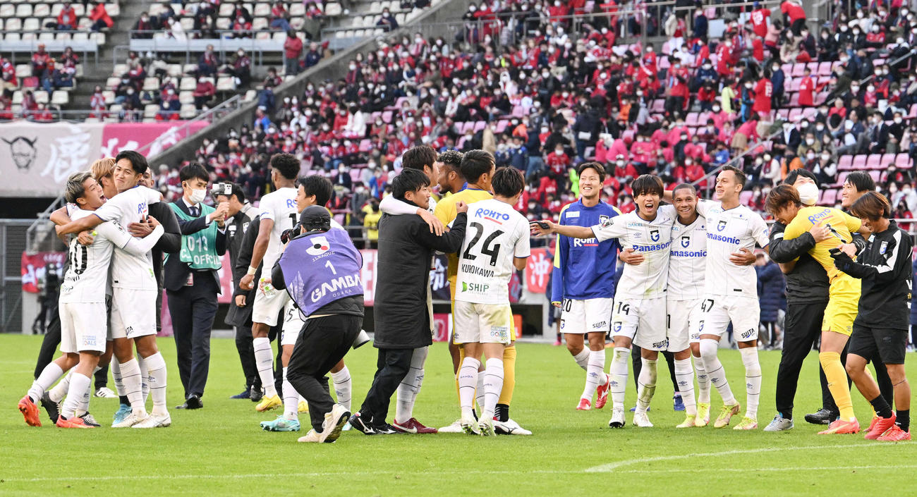 鹿島対G大阪　1部残留が決まり喜ぶG大阪の選手たち（撮影・滝沢徹郎）