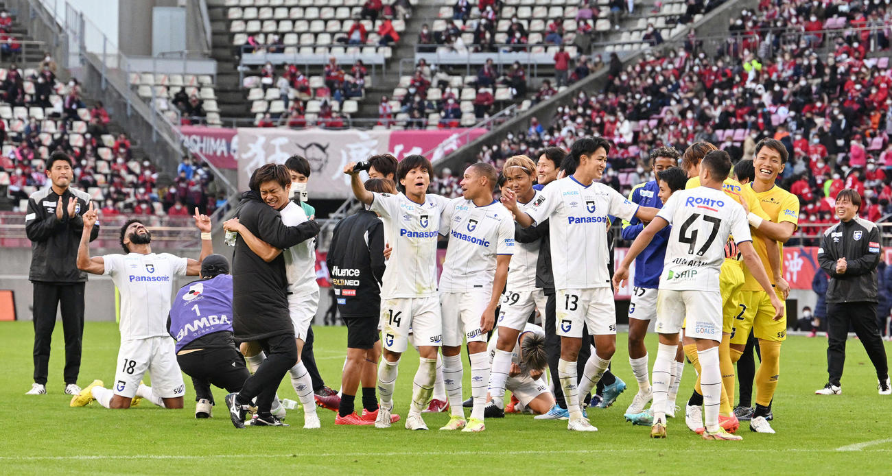 鹿島対G大阪　1部残留が決まり喜ぶG大阪の選手たち（撮影・滝沢徹郎）