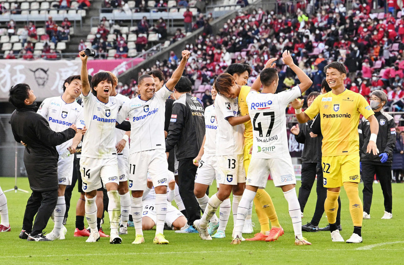 鹿島対G大阪　1部残留が決まり喜ぶG大阪の選手たち（撮影・滝沢徹郎）