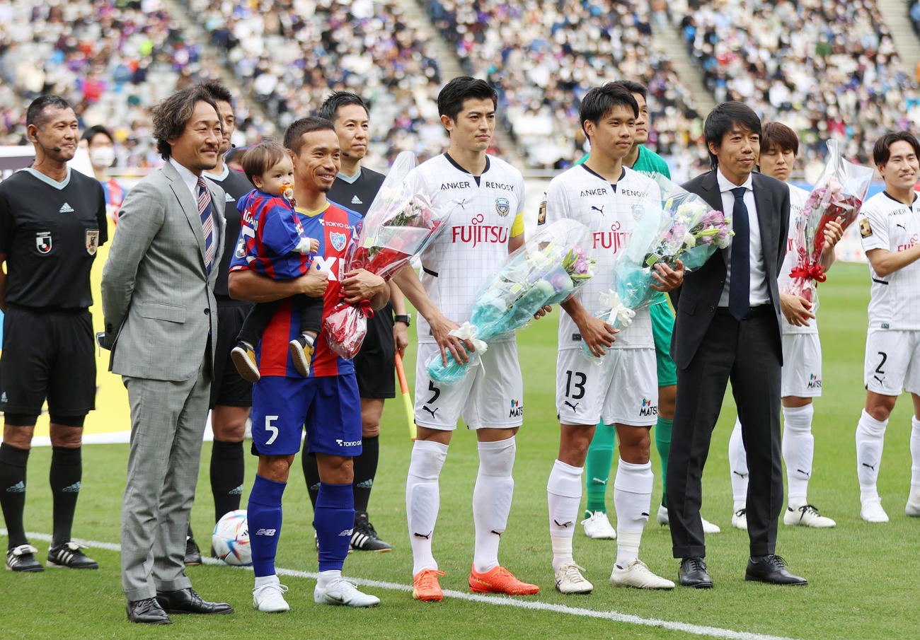 東京対川崎F　試合前、W杯日本代表メンバーに選出された東京長友（左から2人目）、川崎F谷口（同3人目）、山根（同4人目）を祝福し、記念撮影する石川氏（左端）と中村氏（撮影・狩俣裕三）