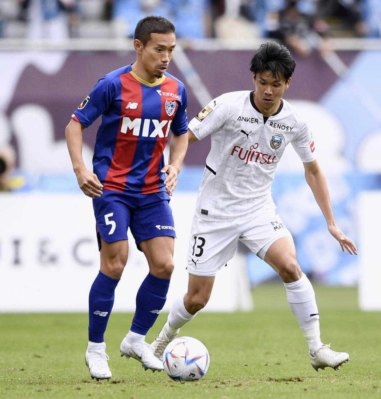 前半、競り合うFC東京・長友（左）と川崎・山根（共同）