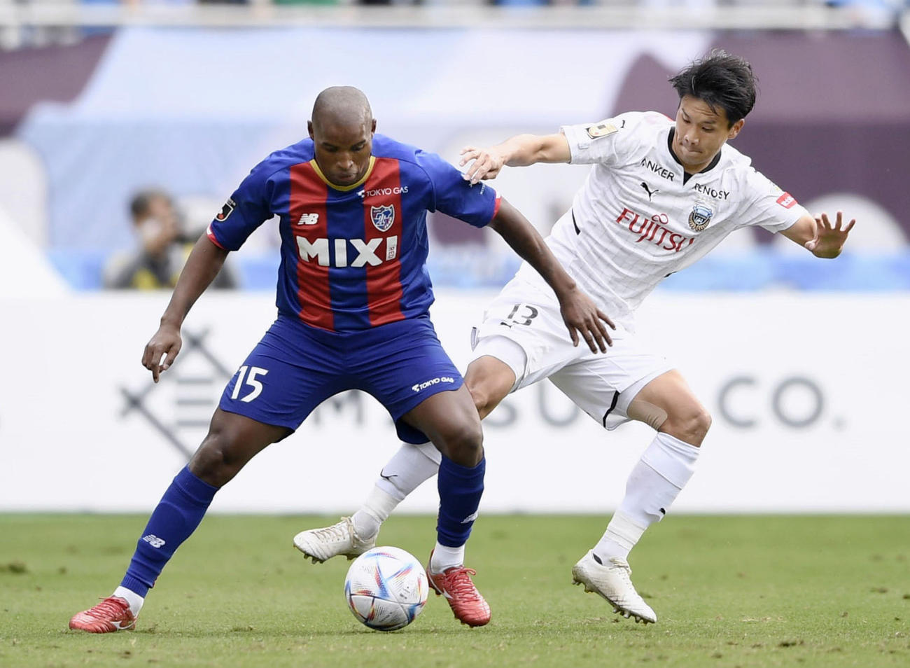 前半、FC東京・アダイウトン（左）と競り合う川崎・山根（共同）
