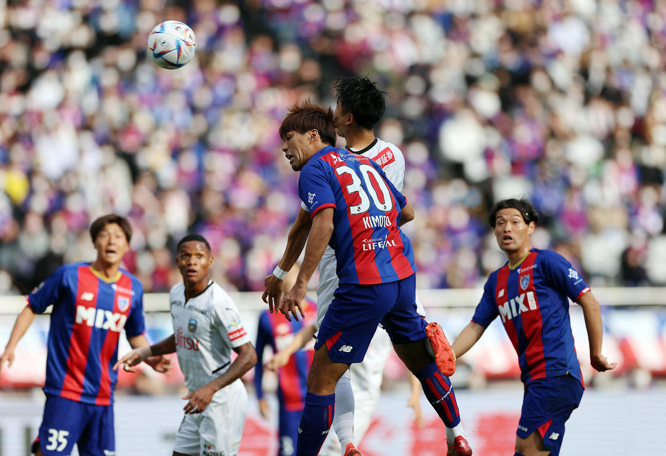 東京対川崎F　前半、東京木本（手前）と競りながらゴールを狙う川崎F小林（撮影・狩俣裕三）