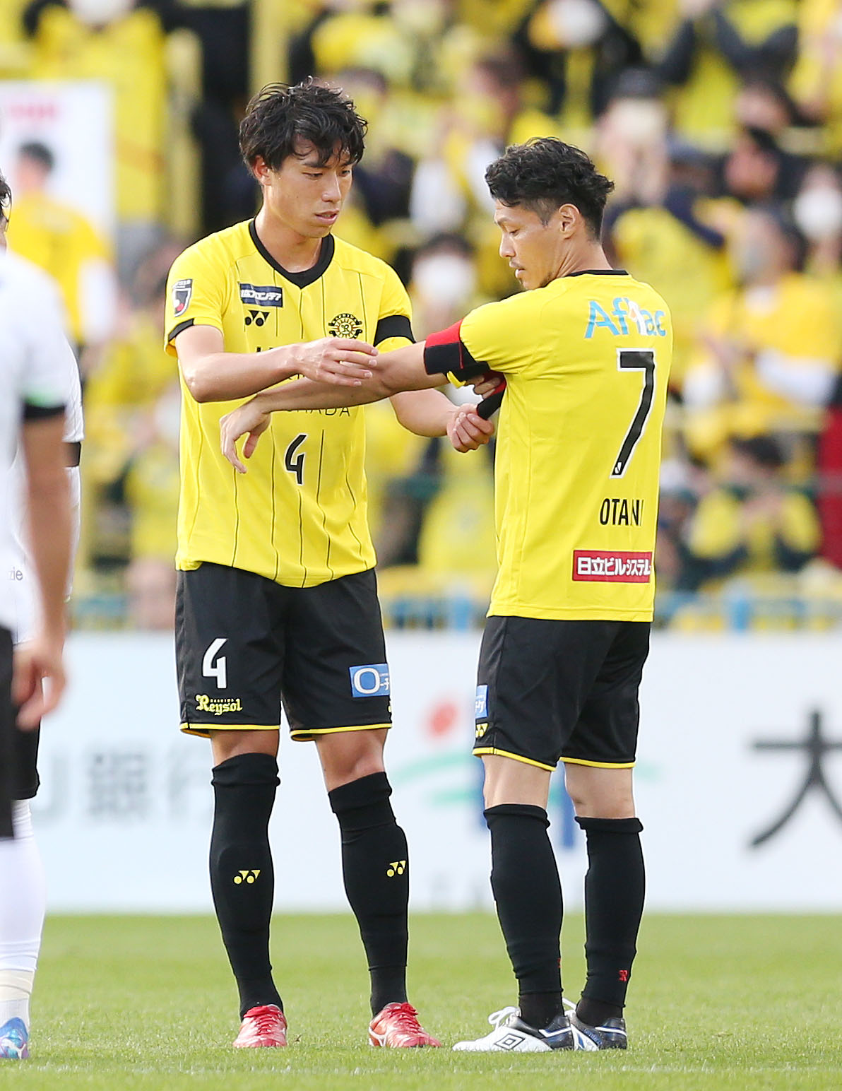 後半、古賀太陽（左）からキャプテンマークを引き継ぐ大谷秀和（撮影・宮地輝）