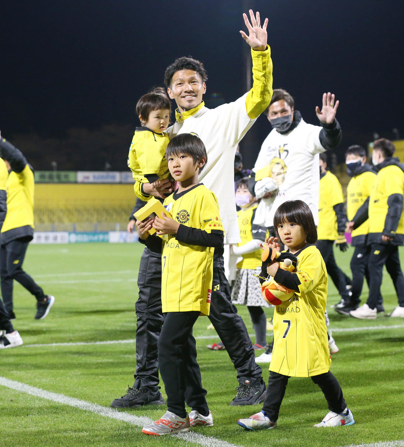 引退セレモニーで子どもたちと場内1周する柏大谷（撮影・宮地輝）